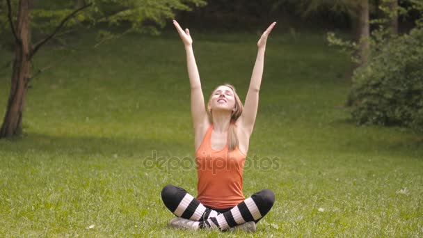 Jeune fille faisant de l'exercice dans le parc .