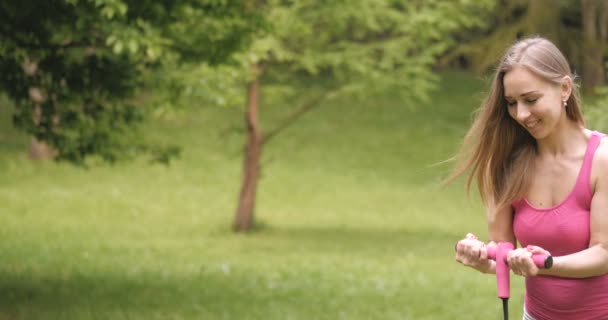若い女の子が公園で運動. — ストック動画