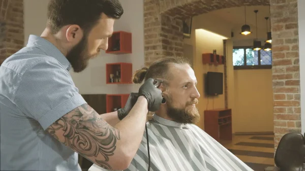 Mens hairstyling en haircutting met haartrimmer in een kapper winkel of haar salon — Stockfoto