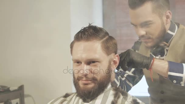 Mens κομμωτικής και haircutting με κουρευτική μηχανή σε ένα κατάστημα ή κομμωτήριο κουρείο — Αρχείο Βίντεο