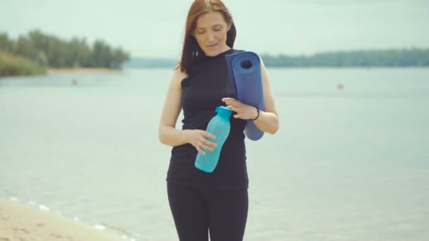 Фітнес жінка п'є воду — стокове відео