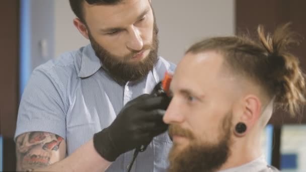 Mens hairstyling e corte de cabelo com cortador de cabelo em uma barbearia ou salão de cabeleireiro — Vídeo de Stock