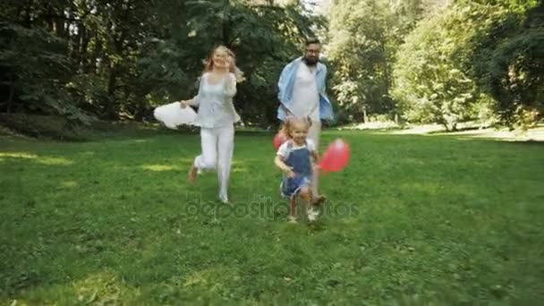 La familia se está divirtiendo en una naturaleza — Vídeos de Stock