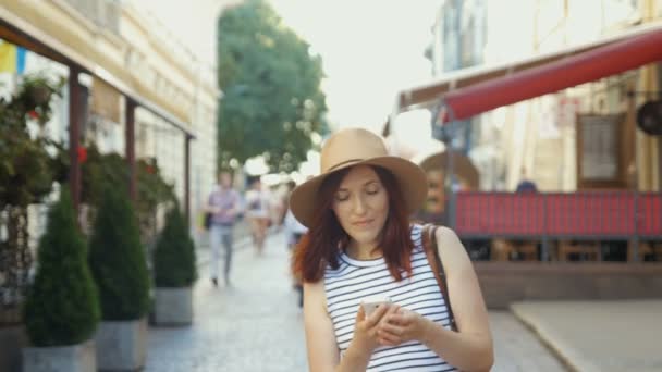 Joyeux jeune femme parlant sur téléphone mobile — Video