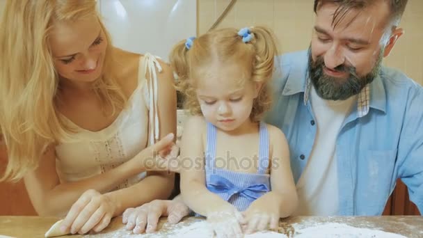 Cocinero familiar. Madre e hija haciendo pastel juntas — Vídeo de stock