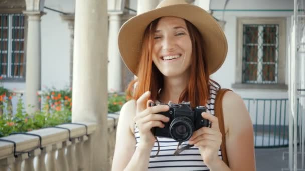 Menina feliz fazendo foto com câmera — Vídeo de Stock