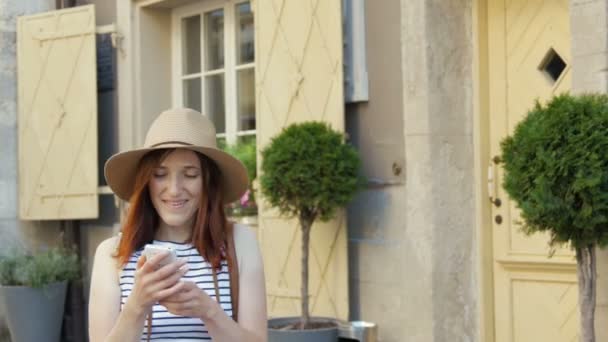 Glad ung dam pratar på mobiltelefon — Stockvideo