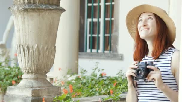 Chica feliz haciendo foto con la cámara — Vídeos de Stock