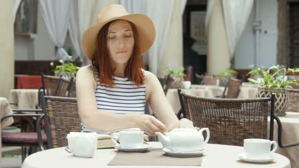 Joven bonita mujer beber té de hierbas — Vídeos de Stock