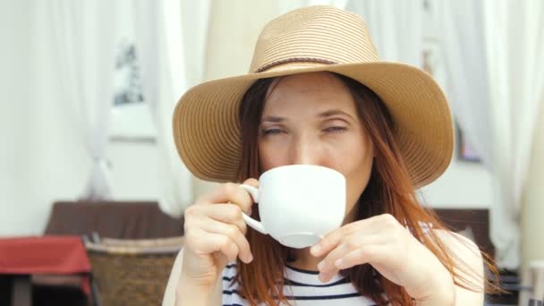 Молода красива жінка п'є трав'яний чай — стокове відео