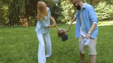 Aile bir doğada eğleniyor