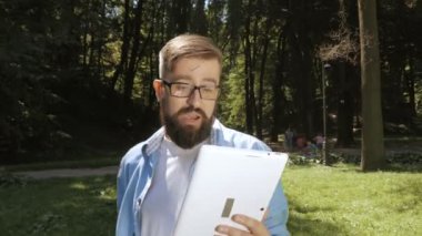 Akıllı casual adam açık havada dijital tablet ile