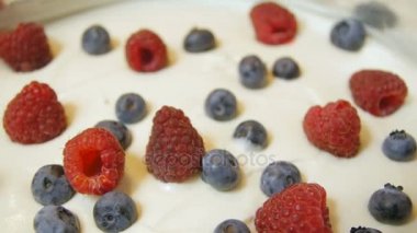 bir turta taze çilek ile