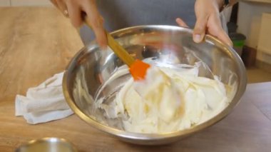 Krem şanti ve karıştırıcı.