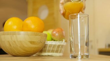 Portakal suyu bardağa dökülüyor.