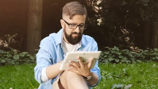 Smart Casual Man mit digitalem Tablet im Freien, aus nächster Nähe. Modernes Fernarbeits-Konzept. — Stockvideo