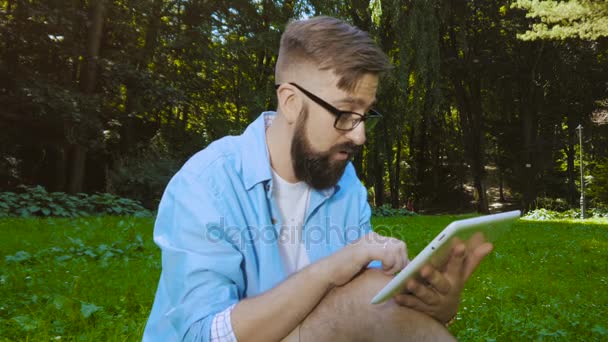 Smart Casual Man mit digitalem Tablet im Freien, aus nächster Nähe. Modernes Fernarbeits-Konzept. — Stockvideo