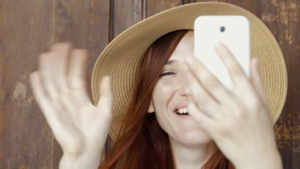 Fille parler par téléphone sur appel vidéo et envoyer des baisers de la nouvelle ville de Voyage . — Video