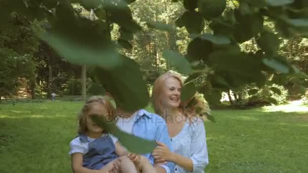 Rodina se baví v přírodě — Stock video