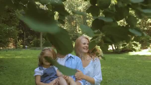 Familie is het hebben van pret in een natuurgebied — Stockvideo