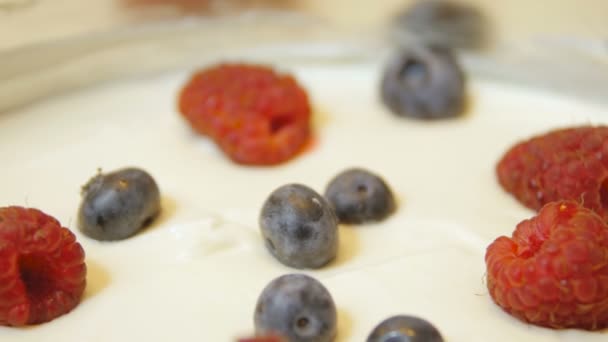 Кусок пирога со свежими ягодами — стоковое видео