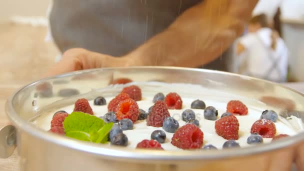 Stück Kuchen mit frischen Beeren — Stockvideo