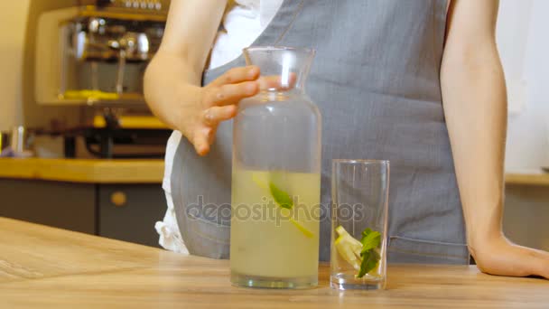 Lemon Ginger Tea frío — Vídeos de Stock