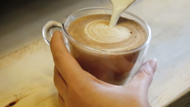 Cacao con leche con leche descafeinado — Vídeo de stock