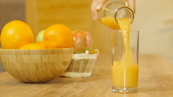 Jugo de naranja vertiendo en el vaso — Vídeo de stock