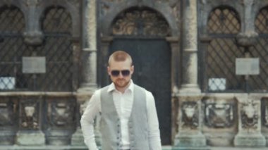 açık havada evrak ile klasik gri takım elbiseli adam