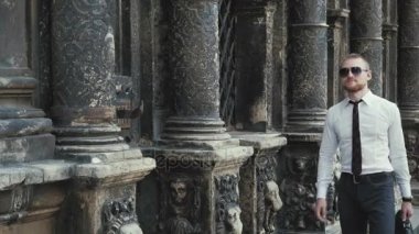 elinde çanta ve onun bakarak bir işadamı portresi