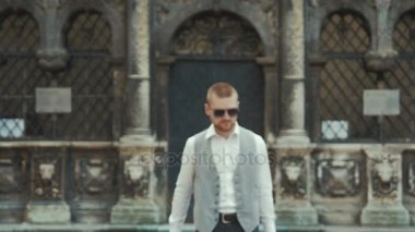 açık havada evrak ile klasik gri takım elbiseli adam