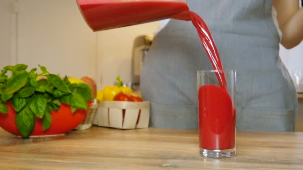 Jugo rojo fresco que vierte el vaso — Vídeos de Stock