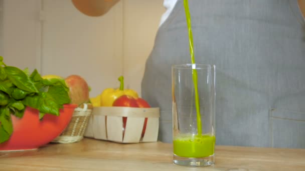 Verse groene smoothie — Stockvideo