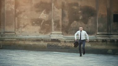 iş adamı atlamak ve yavaş hareket ile çalıştırın