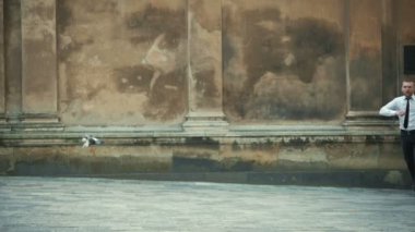 iş adamı atlamak ve yavaş hareket ile çalıştırın