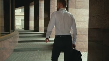 kısa vaka wite sokakta üzerinde tutarak gidiş iş adamı