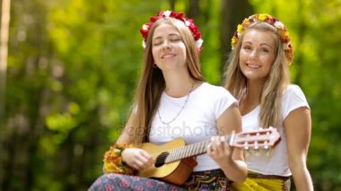 Gitar bir yaz ormandaki iki genç kızla