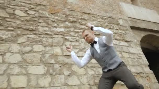 Бизнесмен танцует счастливого человека — стоковое видео
