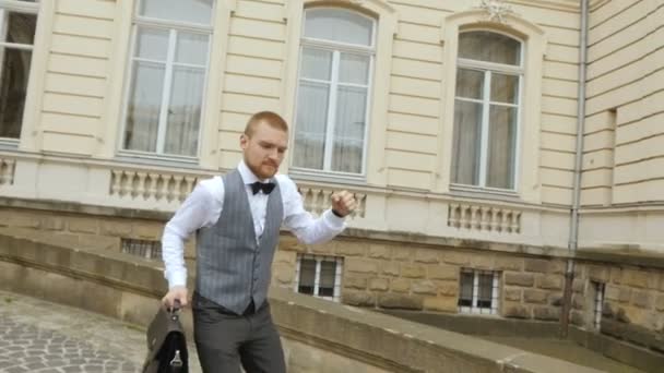 Επιχείρηση άνθρωπος άλμα και να τρέξει με την παλιά πόλη φόντο, — Αρχείο Βίντεο