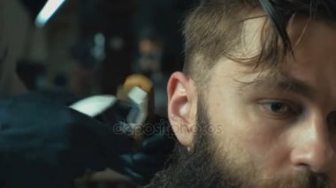 Bir kuaföre tıraş olan bir adam..