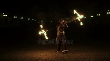 Ateş gösterisi performansını. Yakışıklı erkek ateş hokkabaz yangın baton birkaç fitil dragon çalışanlar ile ile ilgili kişi düzenleme gerçekleştirme. Yakın çekim. Ağır çekim