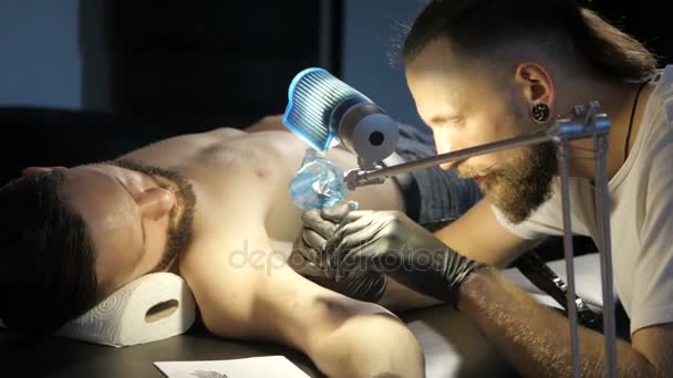 Szerzés egy tetoválás. Közeli, tónusú kép — Stock videók