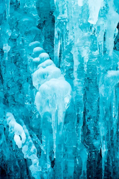 Заморожений малий гірський водоспад крупним планом — стокове фото
