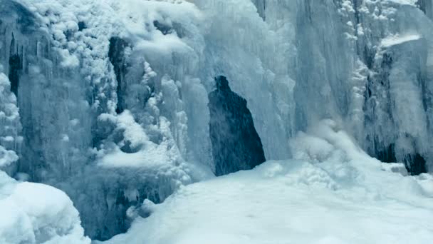 Winterwasserfall. schnelles Strömungswasser. fließendes Wasser. gefrorenes Wasser — Stockvideo