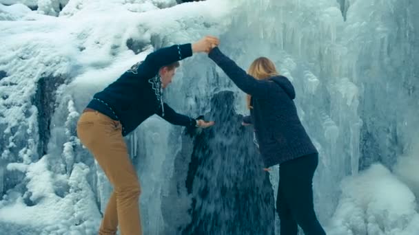 冬の滝。高速ストリーム水。凍結する水 — ストック動画