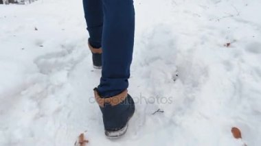 Kot pantolon ve ayakkabı karda yürüme.