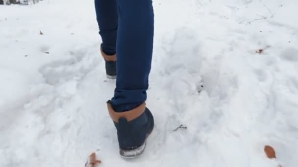 Gå jeans och skor på snön. — Stockvideo