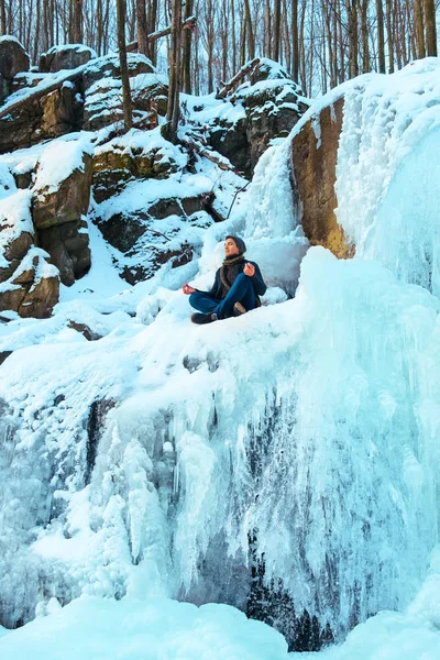 Portret jovem sentado em meditação rio de inverno — Fotografia de Stock