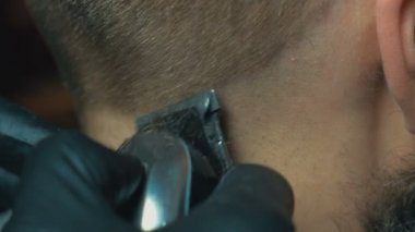 Bir kuaföre tıraş olan bir adam..